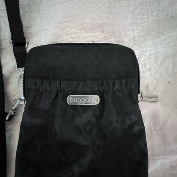 Baggallini at it’s best! Black leopard print crossbody bag! Also Wristlet! - Picture 6 of 7